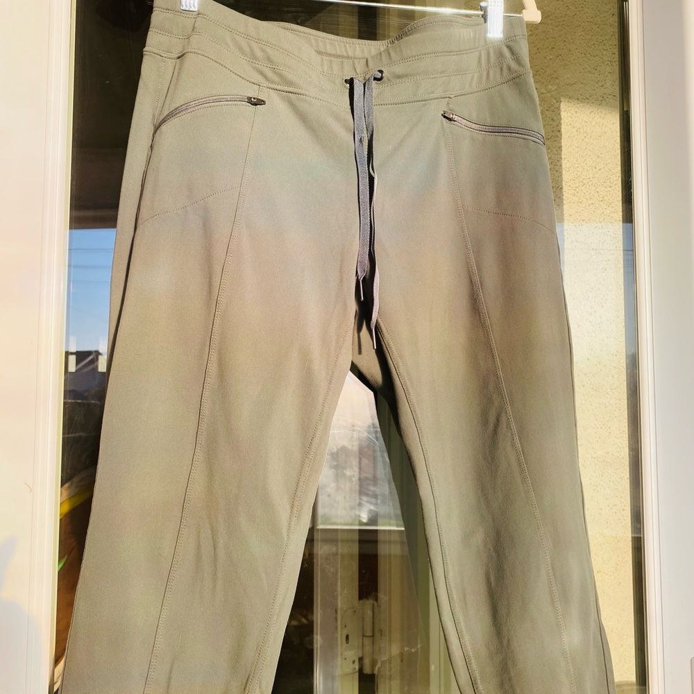 ATHLETA Cropped Pants Olive Green Drawstring  Zip Pocket Activewear Size L